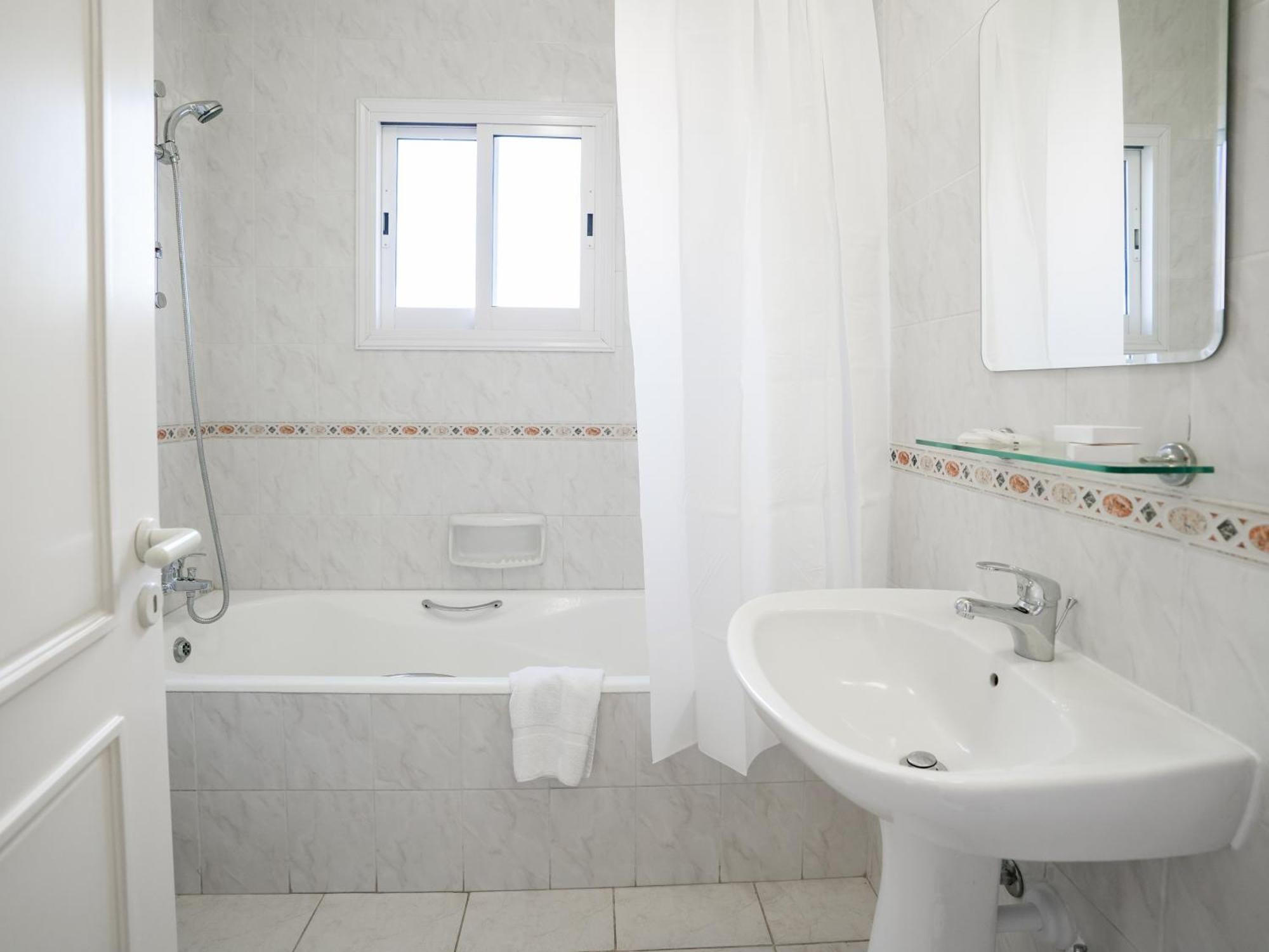 Apartamento Resitour - Regina Gardens Paphos Exterior foto